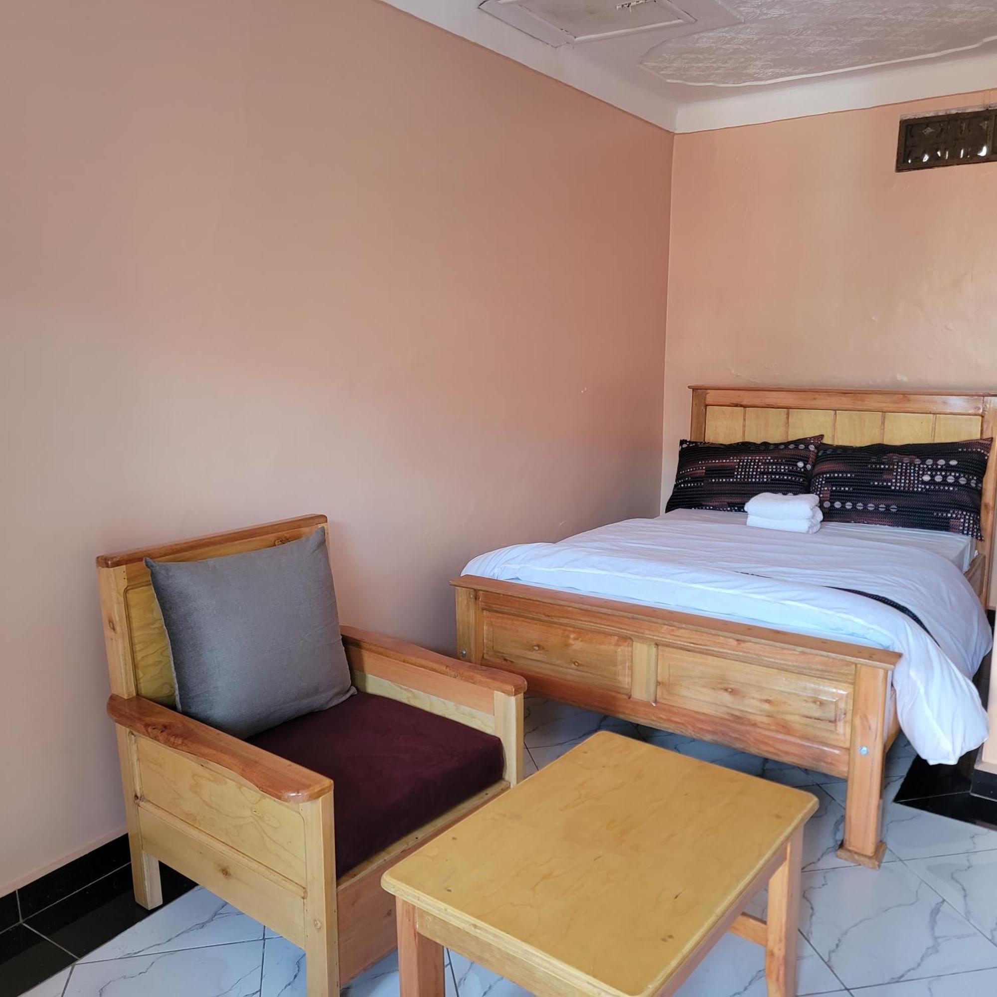 Grassroots Cafe & Deli Bed & Breakfast Masaka Exterior foto